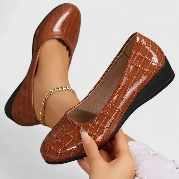 CARLY – ELEGANT EVERYDAY FLATS