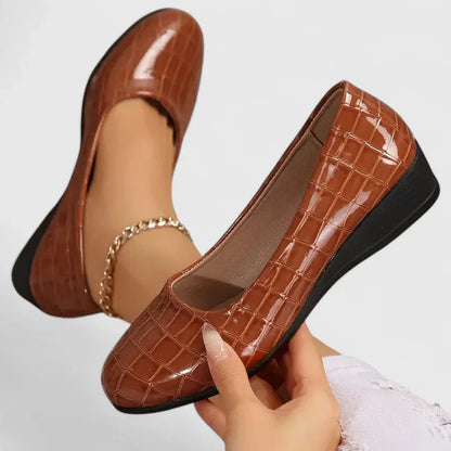 CARLY – ELEGANT EVERYDAY FLATS